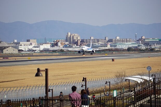 伊丹スカイパークは飛行機ファンの聖地！毎日380回以上の離着陸を見られます